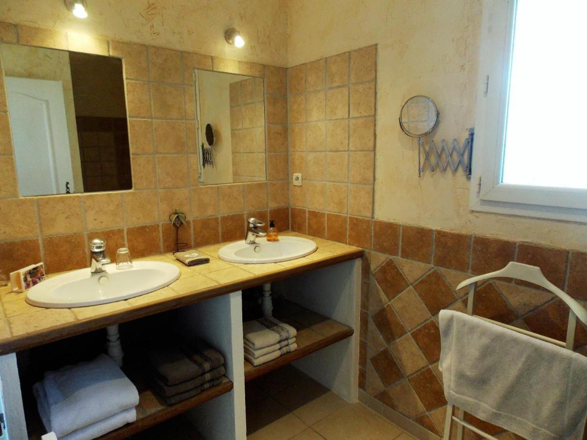 Les Coronilles Bed and Breakfast Beaucaire  Esterno foto