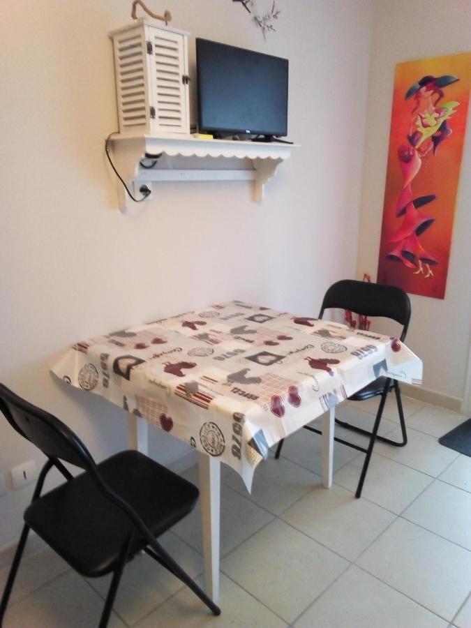 Les Coronilles Bed and Breakfast Beaucaire  Esterno foto